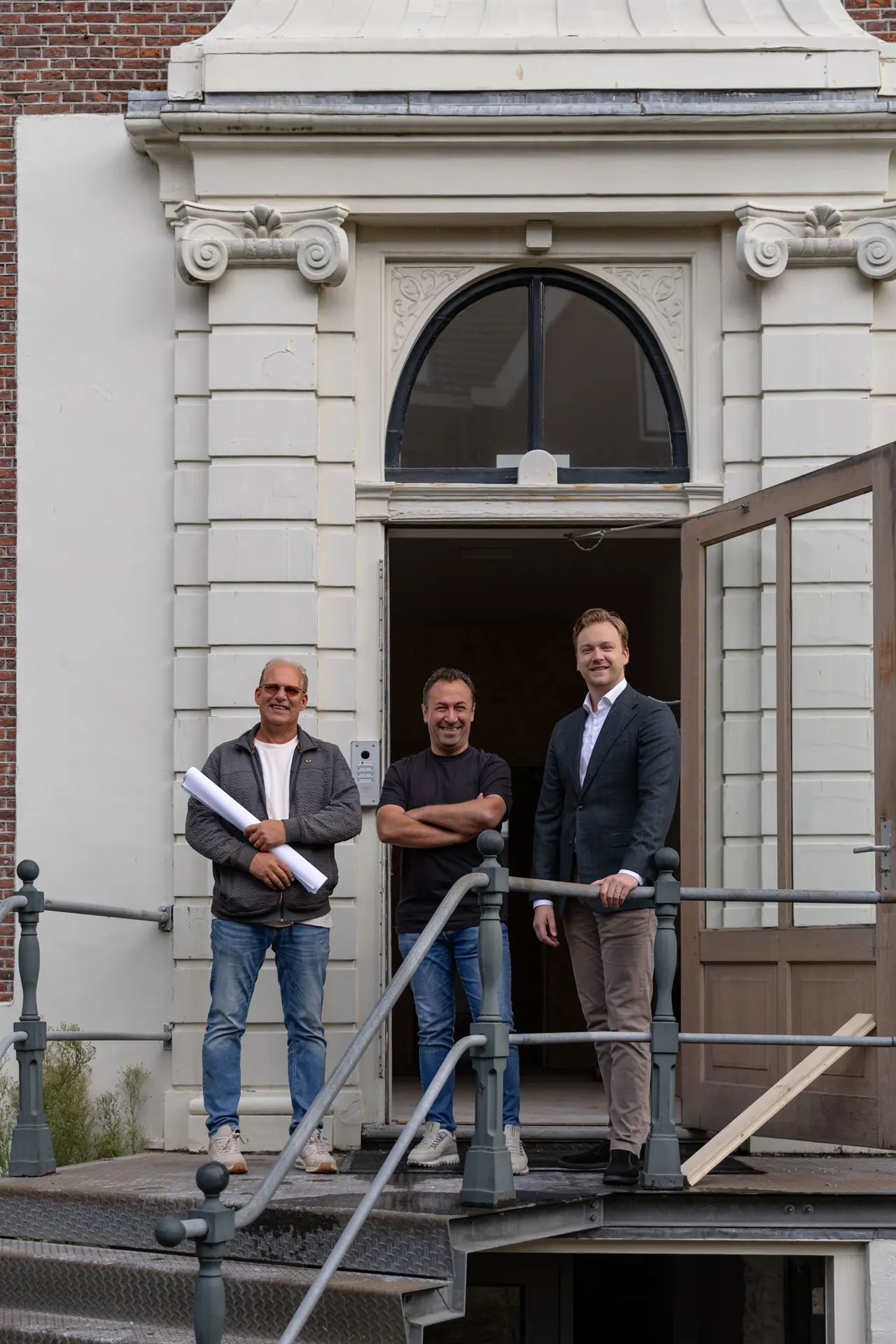 Ömer Yildiz en Pearl Capital op de stoep van het grachtenpand aan de Nieuwe Gracht - pearlcapital.nl