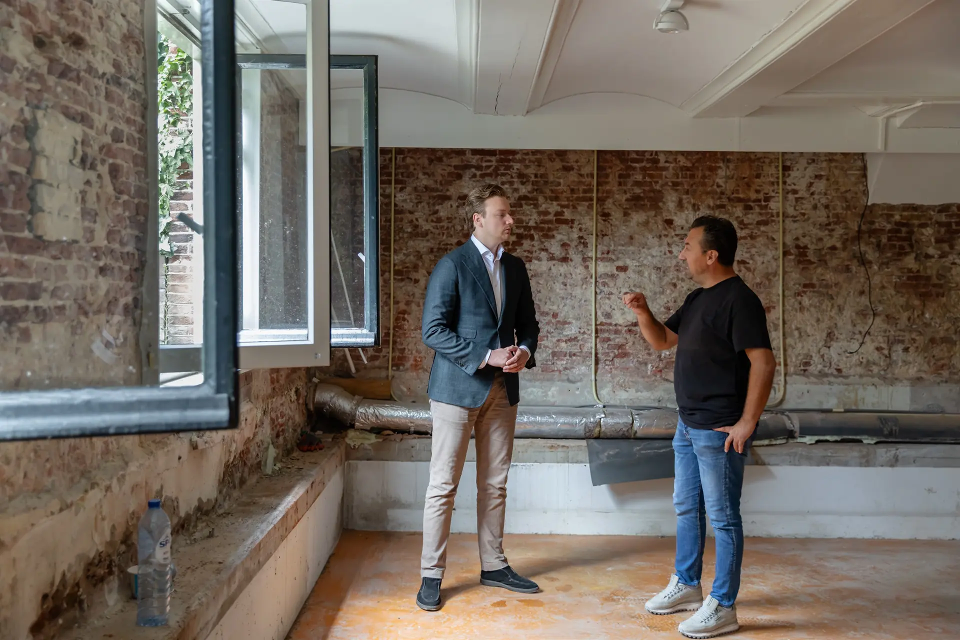 Ömer Yildiz licht de transformatie van het grachtenpand toe - pearlcapital.nl