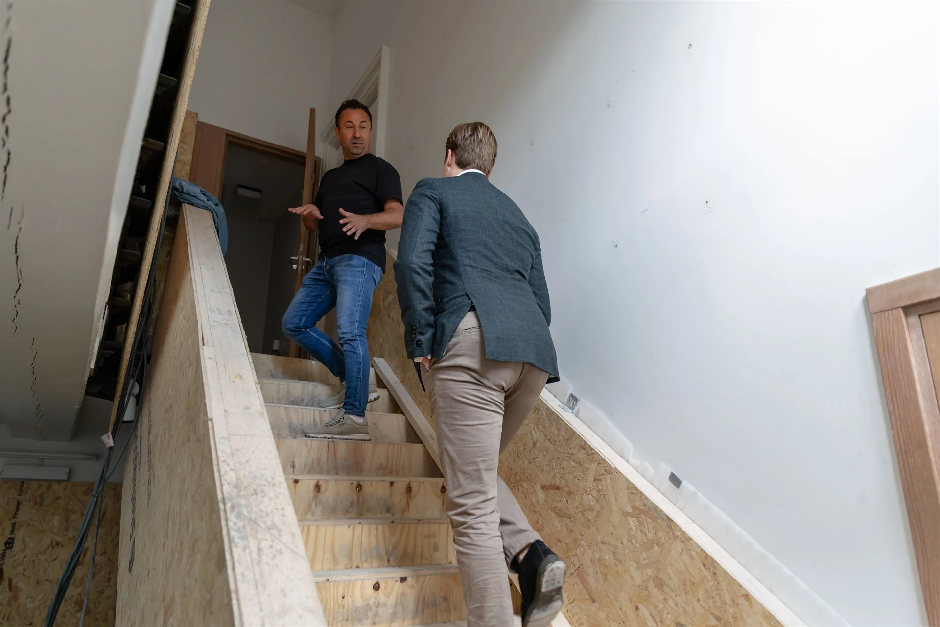 Ömer Yildiz en Pearl Capital op de trap van het grachtenpand in Haarlem - pearlcapital.nl