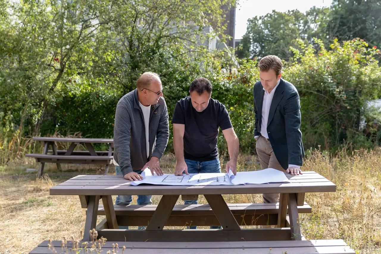 Ömer Yildiz en Pearl Capital bespreken de bouwtekeningen van het grachtenpand in Haarlem - pearlcapital.nl