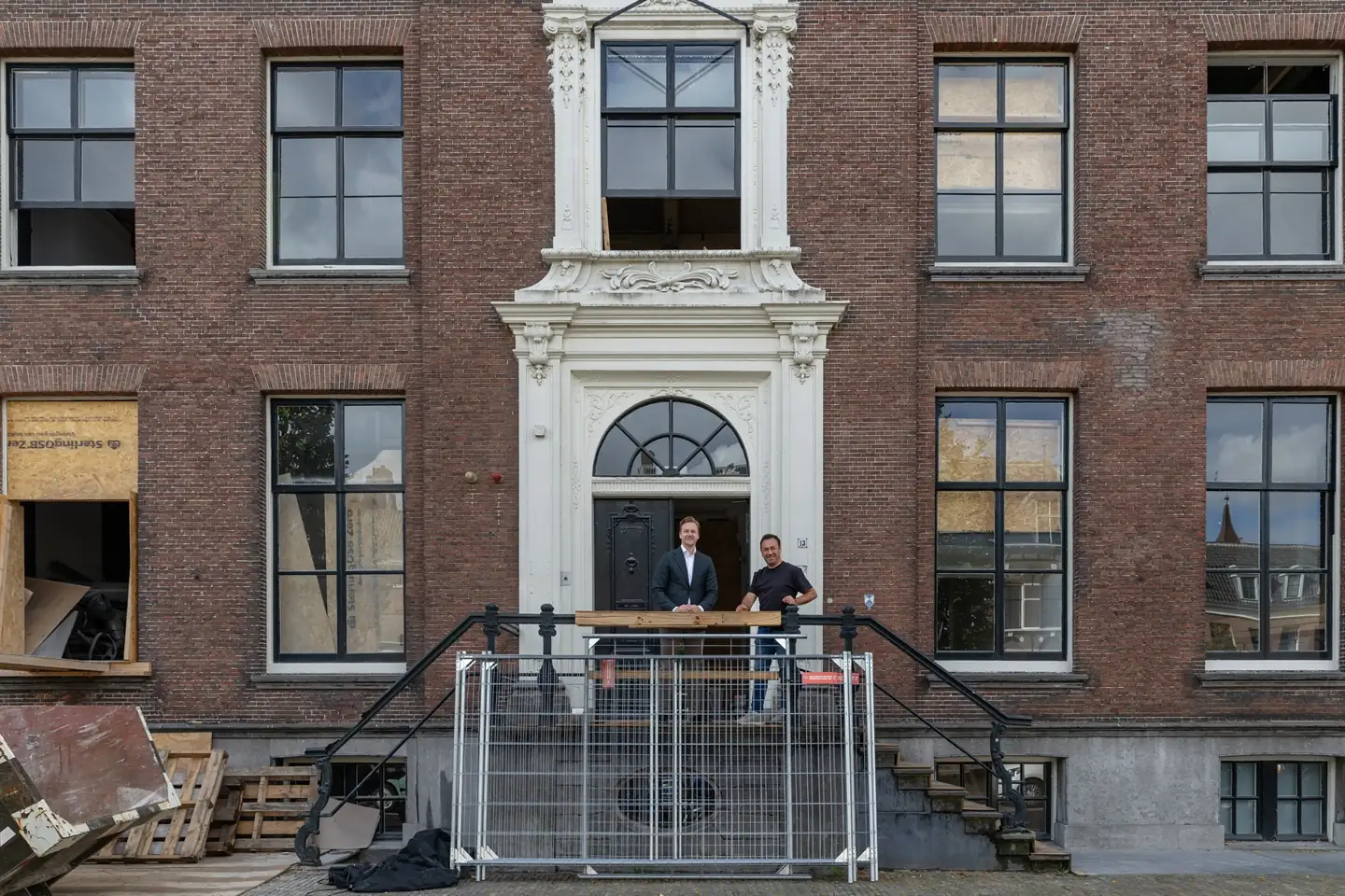 Voorgevel van het monumentale grachtenpand aan de Nieuwe Gracht 13 in Haarlem - pearlcapital.nl