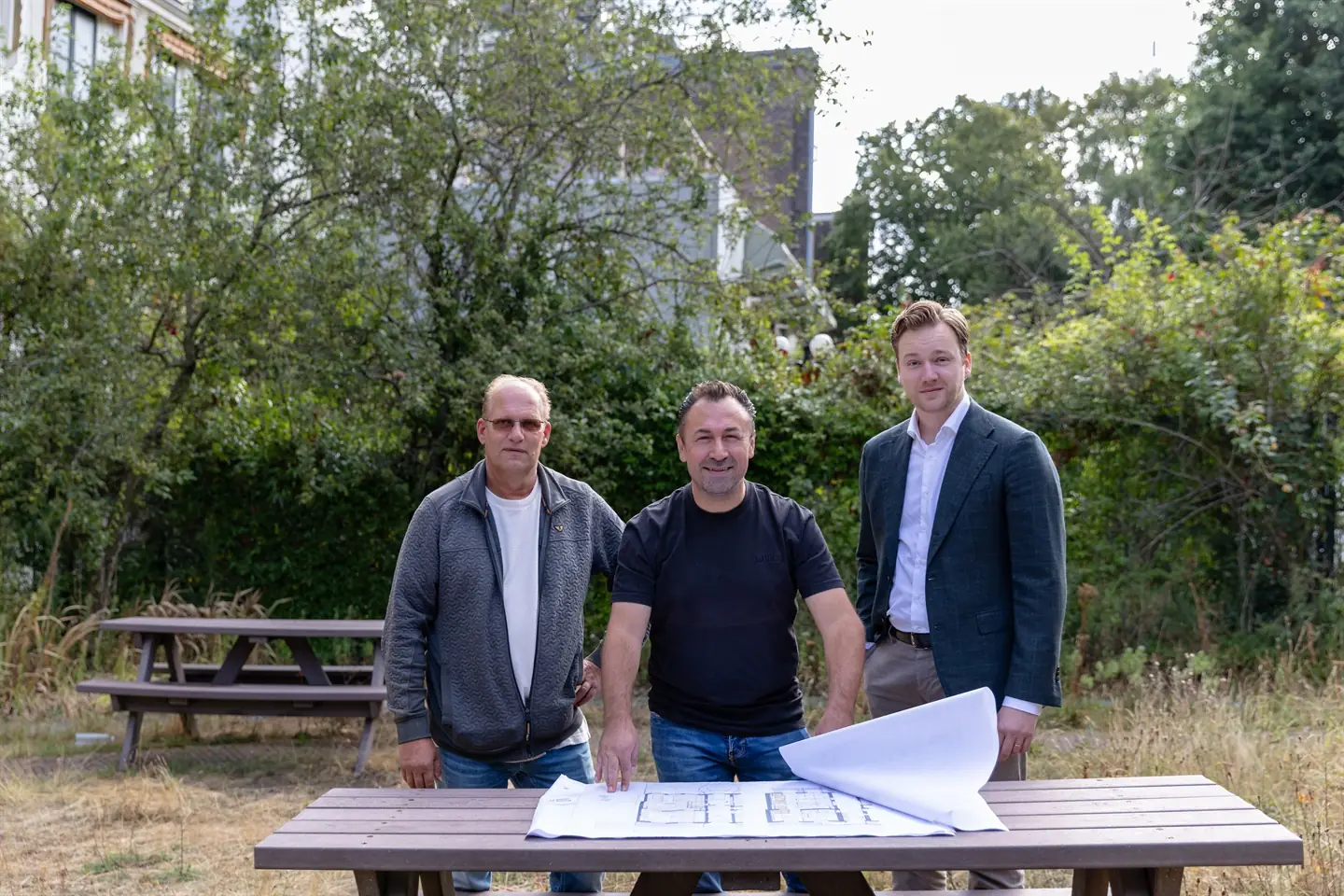 Ömer Yildiz met Pearl Capital bij de bouwtekeningen in de tuin van het pand in Haarlem - pearlcapital.nl